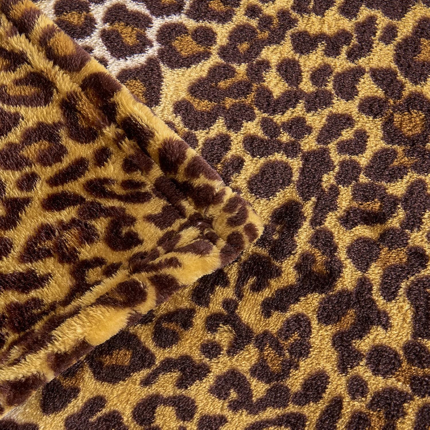 Soft cheetah pattern blanket for travel comfort