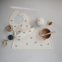 Waterproof baby bib, soft silicone bib for mess-free feeding.