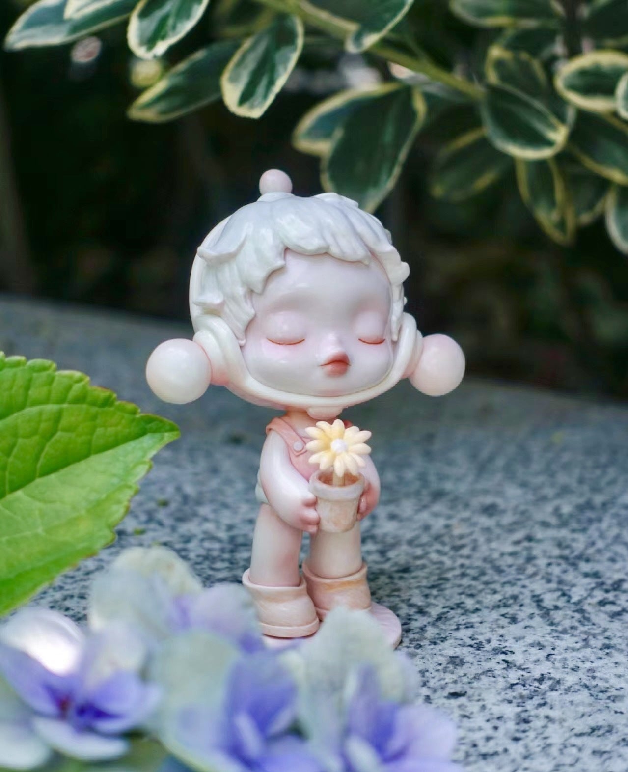 Designer figure blind box toy with random design
