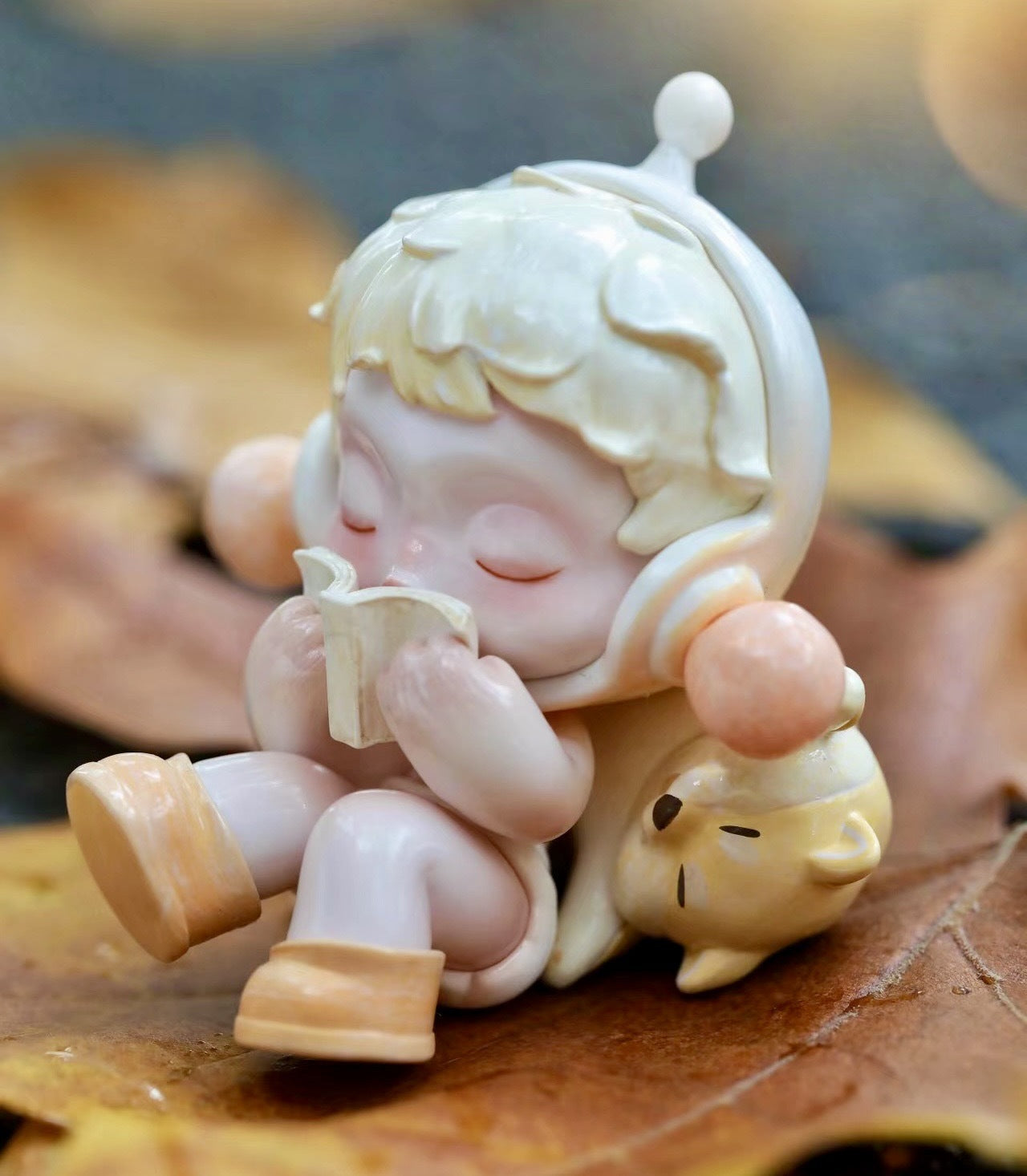 Mini collectible figure toy for display and gifting