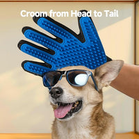 Pet grooming glove for bath-time use